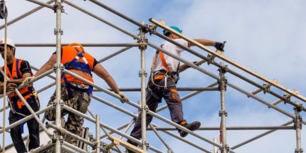 Arnés de seguridad, línea de vida y casco para trabajo en altura