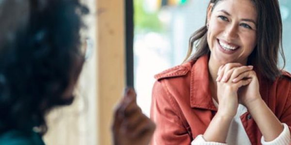 mujeres-conversando