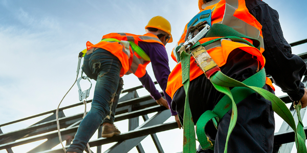 Trabajo en altura con arnés de seguridad y línea de vida en Chile