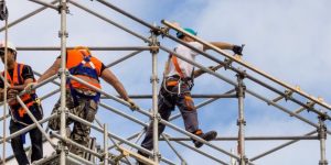Arnés de seguridad, línea de vida y casco para trabajo en altura