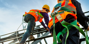Trabajo en altura con arnés de seguridad y línea de vida en Chile